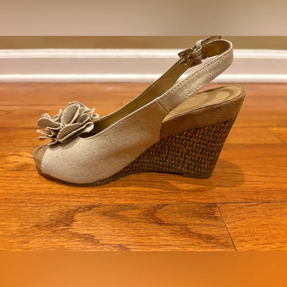 AEROSOLES chic cream